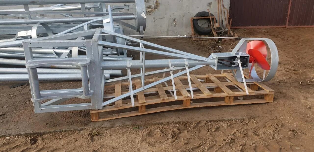 Gödselomrörare på pall med synliga komponenter för service och reservdelar.