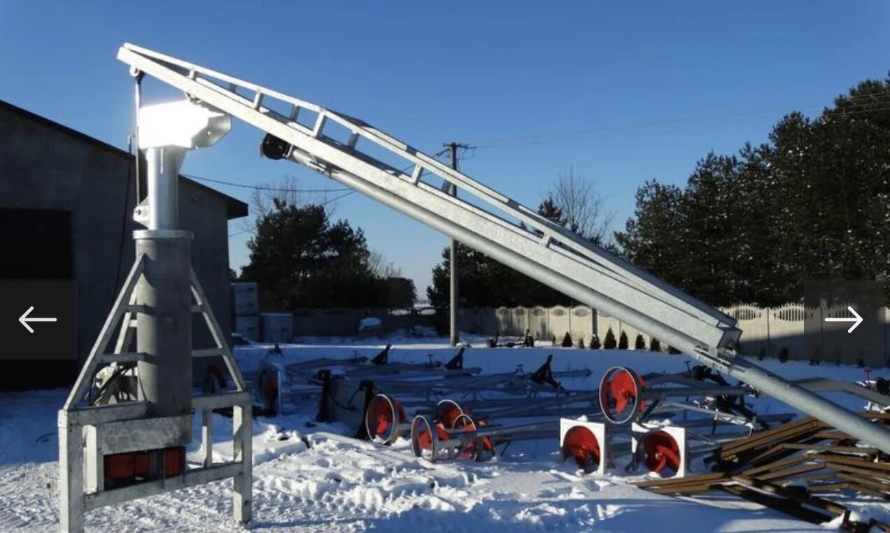 Gödselomrörare med vridbart stativ med flera omrörare i bakgrunden.